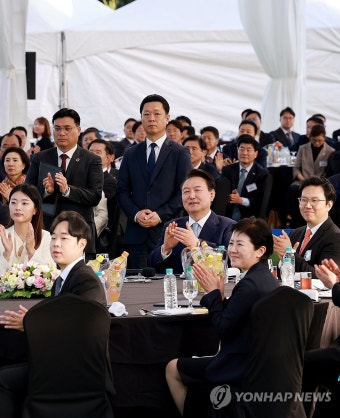 중소기업인대회, 박수치는 윤석열 대통령