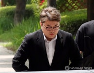 영장실질심사 출석…법정 향하는 가수 김호중