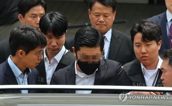 법원 나서는 이광득 대표