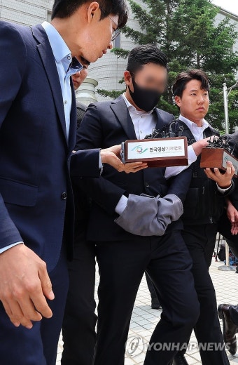 호송차 향하는 이광득 대표