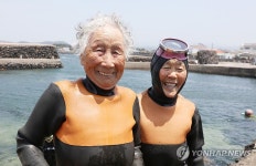 마지막 물질 후 환하게 웃는 김유생·강두교 해녀