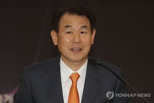 질문에 답하는 정은보 이사장