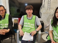 인터뷰하는 김두경 코백회 회장