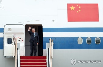 손 흔드는 중국 리창 총리