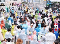 춘천 마임축제 첫날…물의 도시; 아수라장