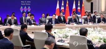 제9차 한일중 정상회의 발언 듣는 윤석열 대통령