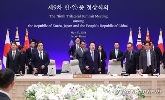 한일중 정상회의, 자리 앉는 윤석열 대통령