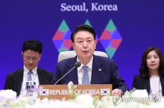 한일중 정상회의에서 발언하는 윤석열 대통령