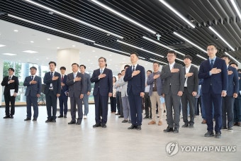 국민의례 하는 윤영빈 우주항공청장