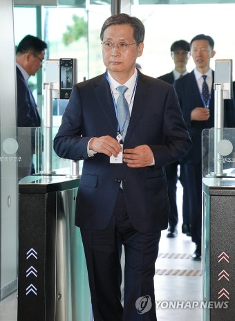 우주항공청사 들어서는 윤영빈 우주항공청장