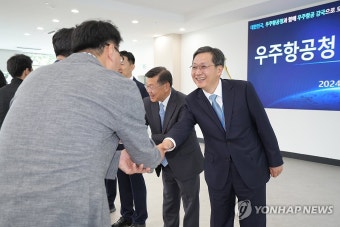 직원들과 인사하는 윤영빈 우주항공청장