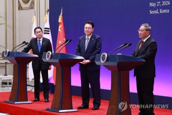 리창 중국 총리 발언 듣는 윤석열 대통령