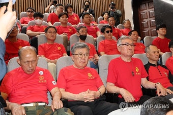 채상병 특검법 표결 과정 지켜보는 해병대 예비역들