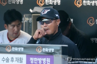 수염 만지는 정경배 감독대행