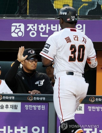 정경배 감독대행의 축하