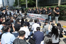구호 외치는 전국삼성전자노동조합