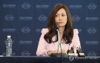인터뷰하는 수미 테리 연구원