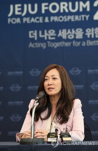 인터뷰하는 수미 테리 연구원