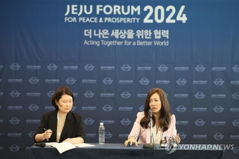 인터뷰하는 수미 테리 연구원