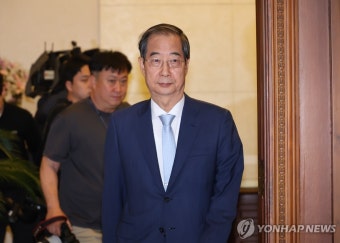 임시 국무회의 참석하는 한덕수 총리