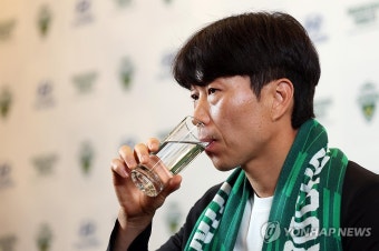목타는 김두현 전북 현대 신임 감독