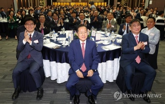 참석자들과 기념 촬영하는 홍준표 대구시장