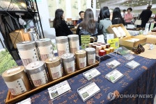국제차문화대전 둘러보는 관람객들