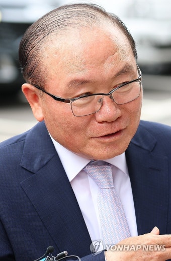 안동완 검사 탄핵심판 선고 참석하는 이동흡 전 헌법재판관