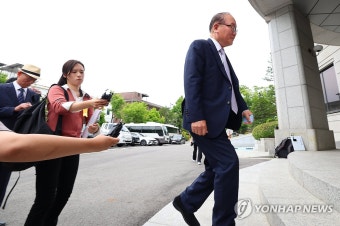 안동완 검사 탄핵심판 선고 참석하는 이동흡 전 헌법재판관