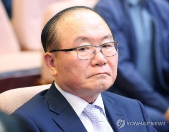 안동완 검사 탄핵심판 선고 참석하는 이동흡 전 헌법재판관