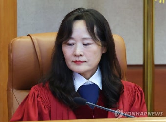 선고 시작 기다리는 정정미 헌법재판관