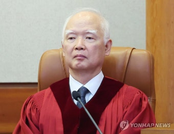 선고 시작 기다리는 정형식 헌법재판관
