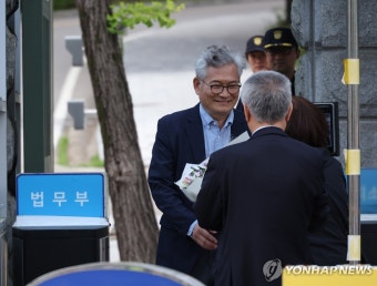 보석으로 석방되는 송영길 소나무당 대표