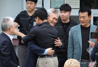 웃음짓는 보석 석방 송영길 소나무당 대표