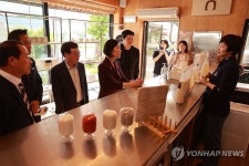 복순도가 제품 설명 듣는 오영주 장관