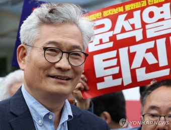 웃음 짓는 보석 석방 송영길 소나무당 대표