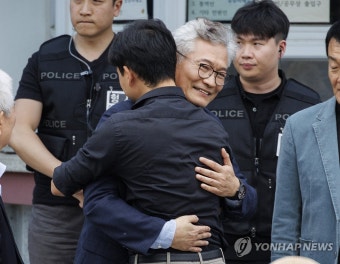 보석 석방된 뒤 아들과 포옹하는 송영길 소나무당 대표