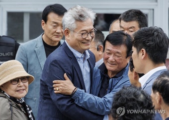 보석 석방된 송영길 소나무당 대표 지지자들과 인사