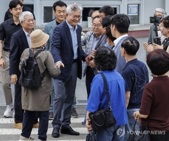 보석 석방된 송영길 소나무당 대표 지지자들과 인사