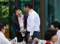 인사하는 김태효 국가안보실 1차장과 김은혜 의원