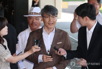 취재진 앞에 선 최재영 목사