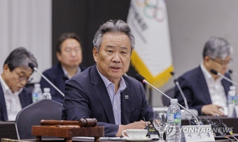 제31차 대한체육회 이사회에서 인사말 하는 이기흥 회장