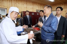 동백기름 착유 제조과정 살펴보는 이상민 장관