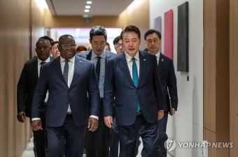 오찬장 이동하는 윤석열 대통령과 시에라리온 대통령