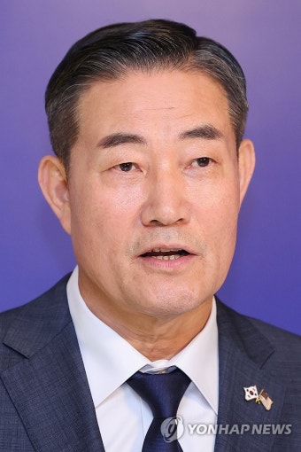 취재진 질문에 답하는 신원식 국방부 장관