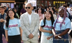 코리아뷰티페스티벌 현장 방문한 유인촌 장관