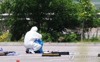 북한 오물풍선 추정 잔해 수거하는 관계자
