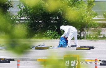 북한 오물풍선 추정 잔해 수거하는 관계자