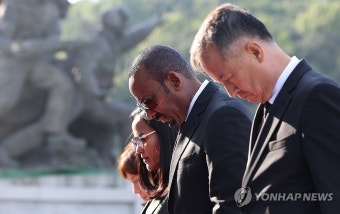 [한-아프리카 정상회의] 묵념하는 에티오피아 총리