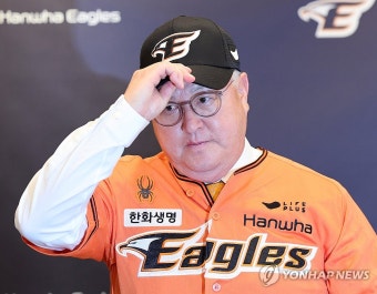 한화 모자 쓰는 김경문 감독